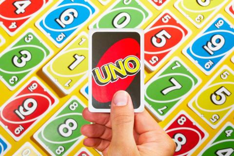 A picture of some Uno cards.