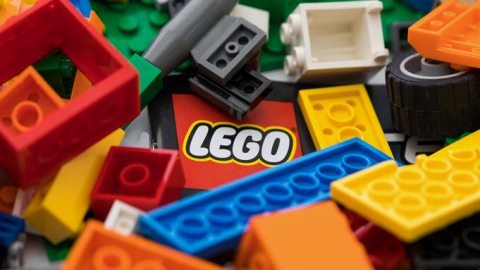 Picture of the LEGO logo surrounded by a pile of different colored LEGO pieces