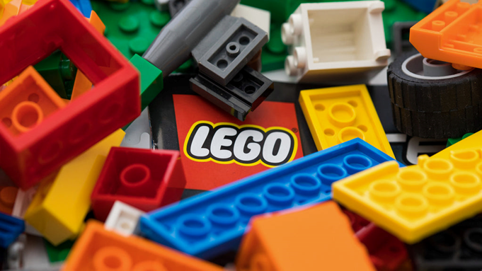 Picture of the LEGO logo surrounded by small LEGO bricks. 