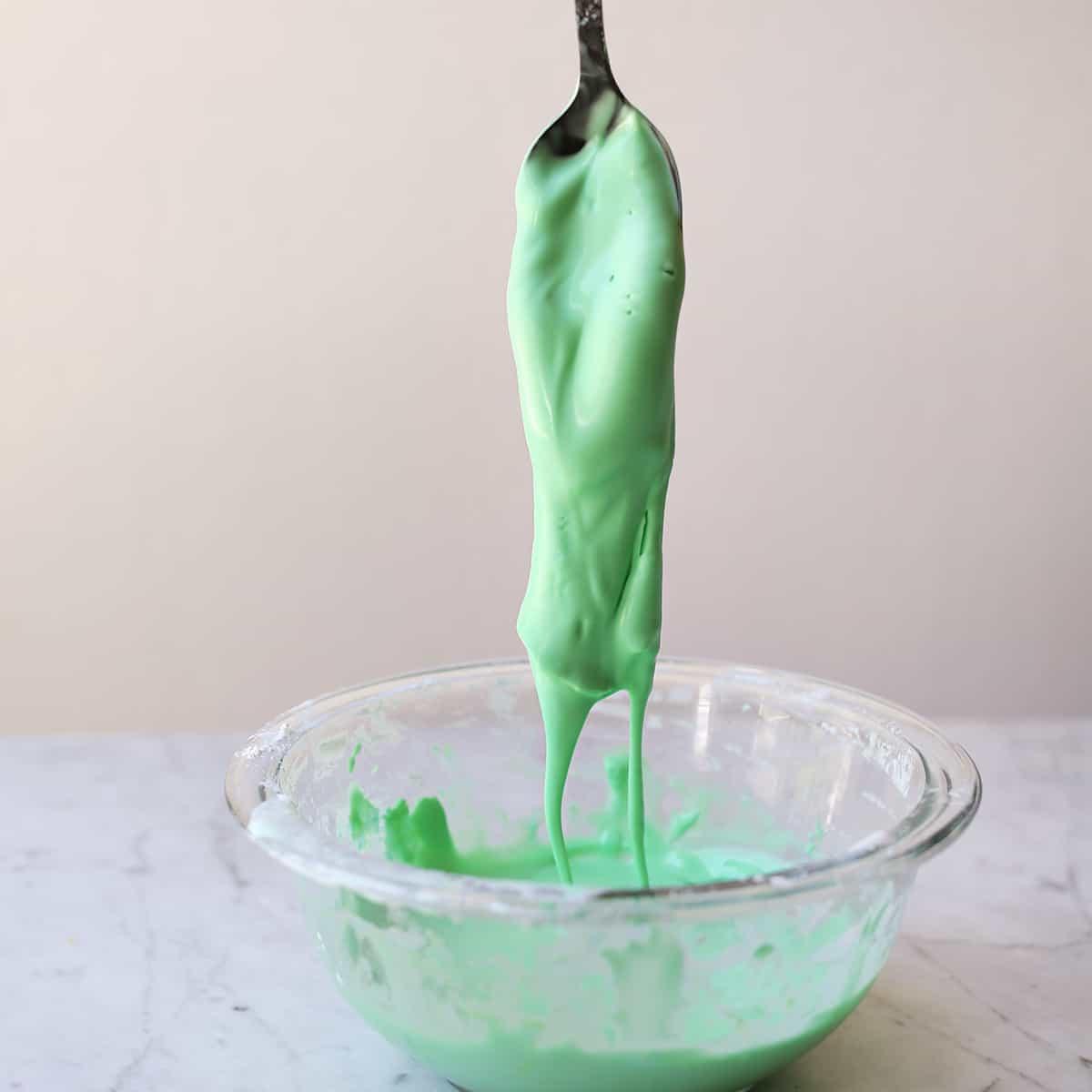 Picture of oobleck falling off a spoon